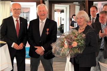 Landrat Hermann Luttmann (von links) freut sich mit Heeslingens Bügermeister Gerhard Holsten, Träger des Bundesverdienstkreuzes, und dessen Ehefrau Renate über die hohe Auszeichnung. 
