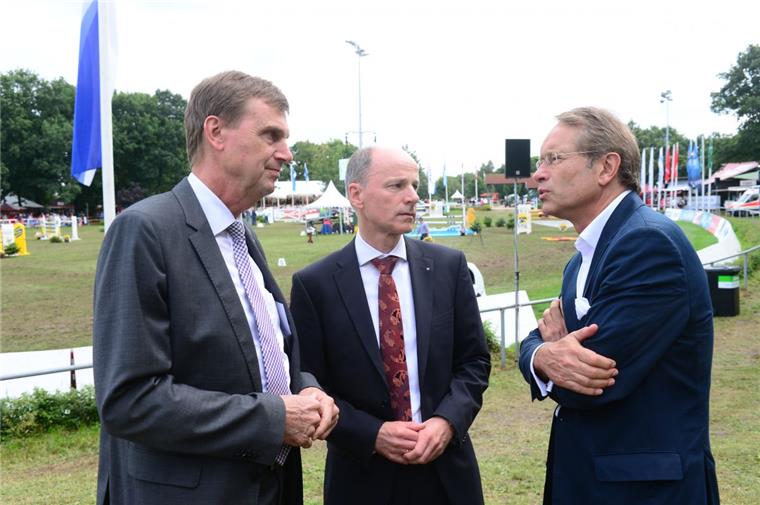 Landrat Kai-Uwe Bielefeld, Kuratoriumsvorsitzender Rolf Sünderbruch sowie Ex-Finanzsenator Ulrich Nußbaum nutzen den Empfang für einen Gedankenaustausch. 
