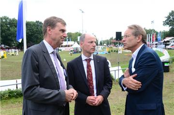 Landrat Kai-Uwe Bielefeld, Kuratoriumsvorsitzender Rolf Sünderbruch sowie Ex-Finanzsenator Ulrich Nußbaum nutzen den Empfang für einen Gedankenaustausch. 
