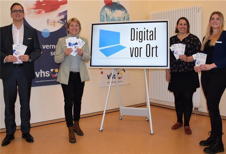 Landrat Stephan Siefken, KVHS-Geschäftsführerin Ulrike Michalzik und die Mitarbeiterinnen Anke Renken und Mailin Kasemir (von links) freuen sich, dass das kostenlose Schulungsprogramm für Ehrenamtliche „Digital vor Ort“ jetzt beginnen kann.