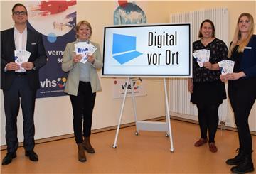 Landrat Stephan Siefken, KVHS-Geschäftsführerin Ulrike Michalzik und die Mitarbeiterinnen Anke Renken und Mailin Kasemir (von links) freuen sich, dass das kostenlose Schulungsprogramm für Ehrenamtliche „Digital vor Ort“ jetzt beginnen kann.