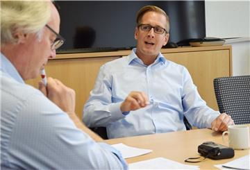 Landrat Stephan Siefken (rechts) im Gespräch mit unserem Redakteur Christoph Heilscher.