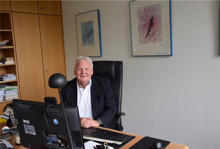 Landrat Thomas Brückmann sitzt wieder an seinem Schreibtisch im Kreishaus. Mehrere Wochen musste er wegen des Coronavirus von zu Hause aus arbeiten.