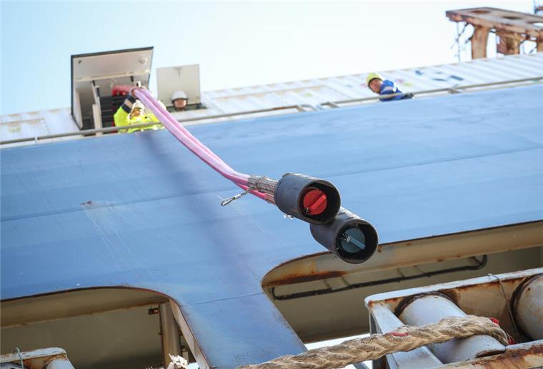 Kreuzfahrtschiffe setzen auf dieses Feature - Nun will Bremerhaven nachziehen Die Landstromkabel eines Containerschiffs sind bei einem Pressetermin zum Start für die Landstromversorgung von Containerschiffen am Eurogate-Containerterminal zu sehen.