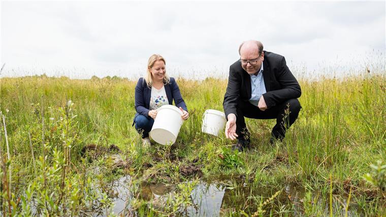 1000 Rotbauchunken in Wolfsburg ausgewildert Landtagsabgeordnete Kirsikka Lansmann (l) und Niedersachsens Umweltminister Christian Meyer.