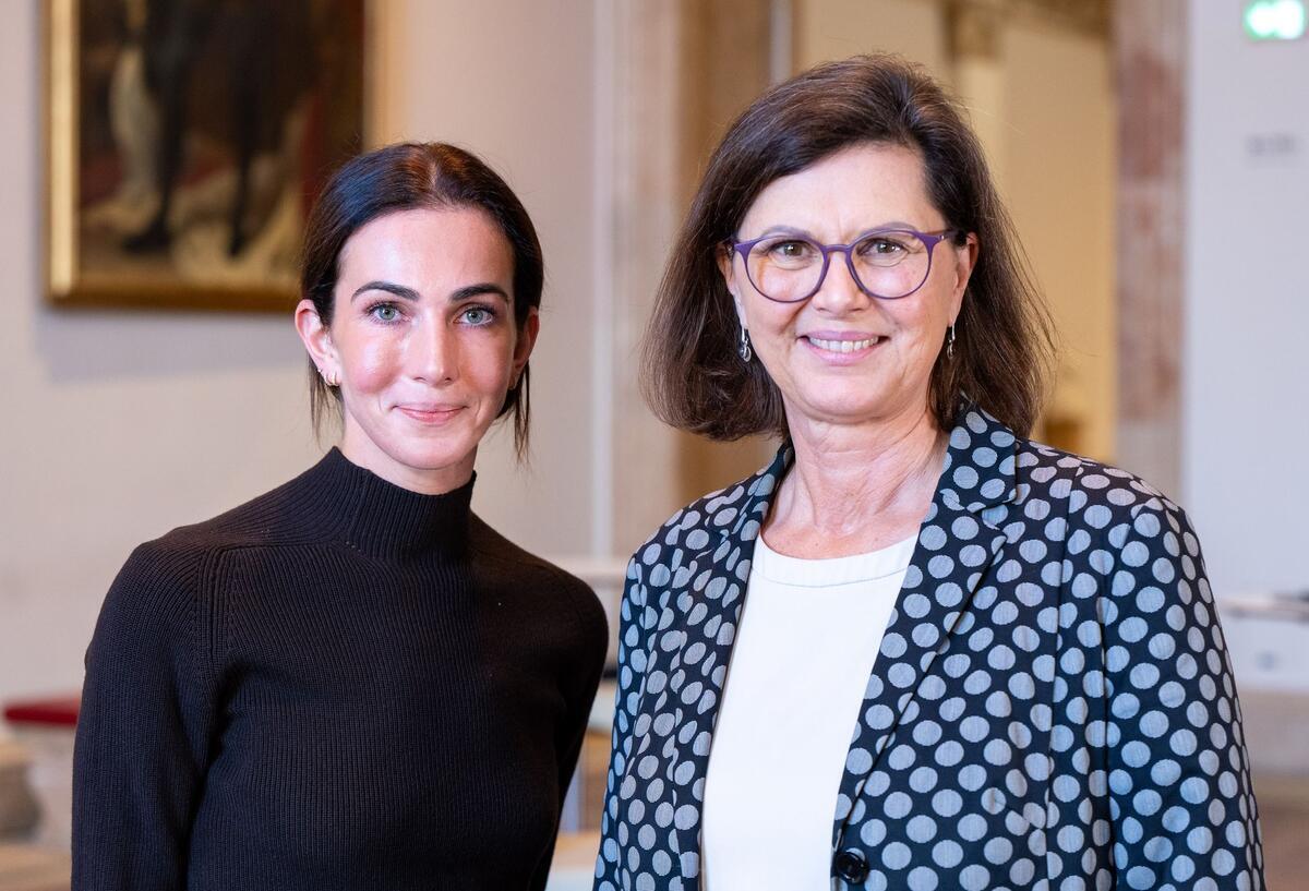 Lisa Müller äußert sich nach Praktikum zu Politik-Plänen Landtagspräsidentin Ilse Aigner (r) zeigt sich begeistert von ihrer Praktikantin Lisa Müller.
