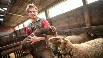 Landwirt Axel Duensing kümmert sich um das Wohlergehen der Schafe auf dem Hof.