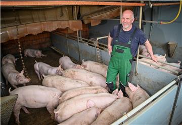 Landwirt Enno Garbade leitet einen Schweinezuchtbetrieb in Bramstedt.