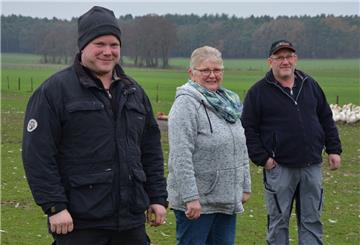 Landwirt Hans Heinrich Lüdemann, seine Frau Anne und Junior Stefan gehören zu den größten Gänsemästern in Deutschland.