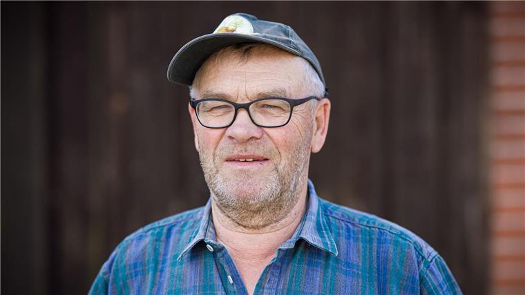 Wahrenholz: Ein Dorf sieht bunt Landwirt Helmut Evers vom Bündnis „Bauern gegen Rechts“ ist einer der Organisatoren der Aktion.