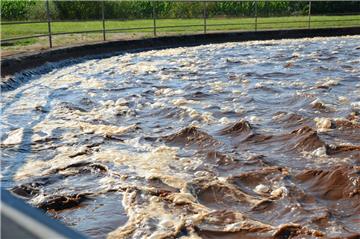 Landwirte argwöhnen, Abwasser aus Kläranlagen wie der in Zeven gelangen ungeklärt in Flüsse und ins Grundwasser. Diese Abwässer sind in ihren Augen Hauptverursacher der Nitrateinträge ins Grundwasser und der überhöhten Messwerte. 