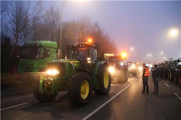 Landwirte aus der Wesermarsch sammeln sich gegen 8 Uhr in Rodenkirchen und fahren dann im Konvoi nach Bremen.  