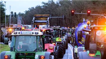 Landwirte blockieren bei einer Protestaktion mit ihren Treckern unter anderem die Auffahrt zur Autobahn 7.