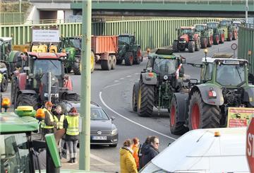 Landwirte blockieren mit Traktoren eine Zufahrt zum Hafen in Bremerhaven.