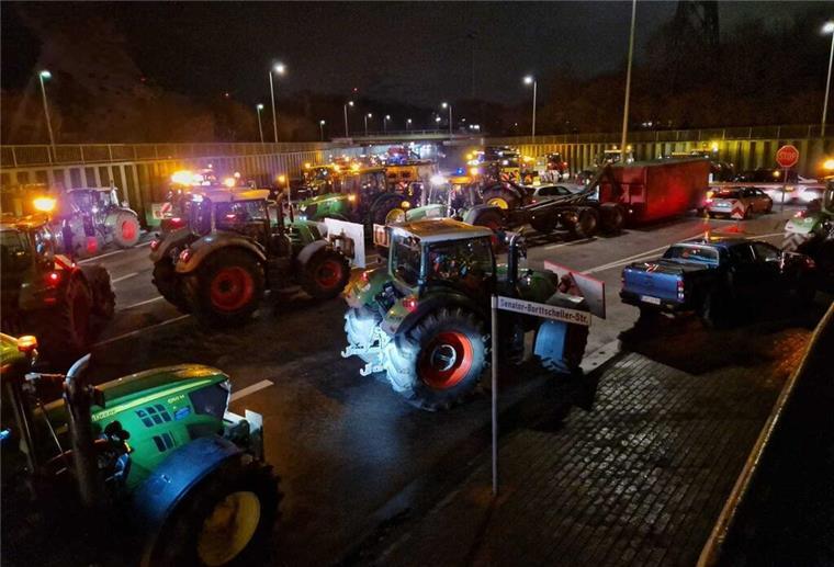 Landwirte blockierten am Freitagmorgen den Hafen in Bremerhaven.