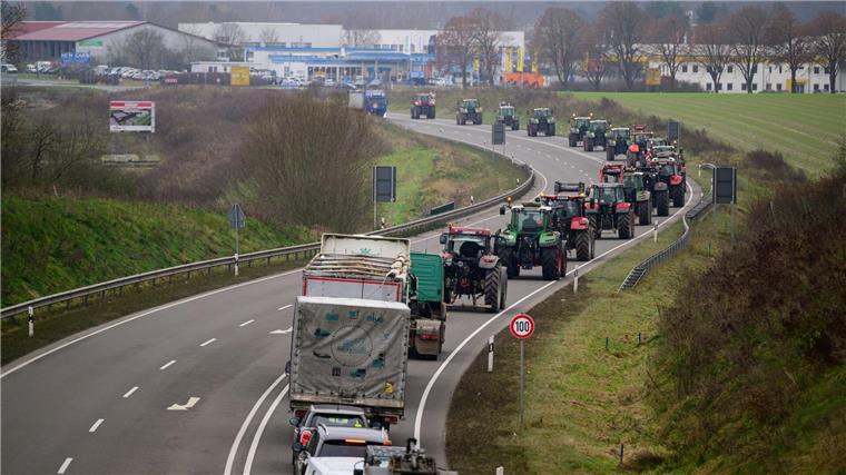 Bauernprotest auch aus Niedersachsen gegen Ampel-Steuerpläne Landwirte fahren mit ihren Traktoren im Schritttempo über Bundesstraße 4 bei Uelzen.