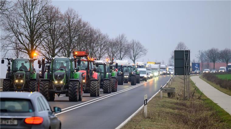 Landwirte fahren mit ihren Traktoren im Schritttempo über Bundesstraße 4.