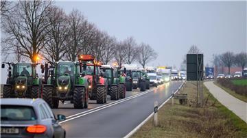 Landwirte fahren mit ihren Traktoren im Schritttempo über Bundesstraße 4.