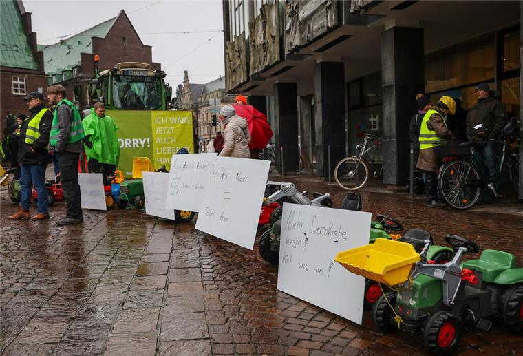 Landwirte haben bei einem Protest vor der 480. Schaffermahlzeit im Bremer Rathaus vor dem Gebäude Kindertraktoren aufgebaut. 