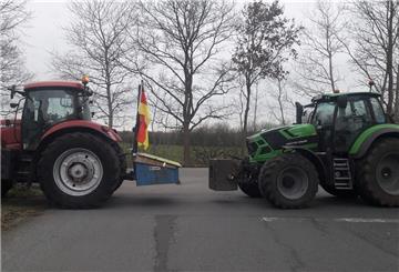 Landwirte haben bis zum frühen Montagmorgen die Zufahrt zum Aldi-Zentrallager blockiert. Nun soll erst einmal Pause mit solchen Aktionen sein. 