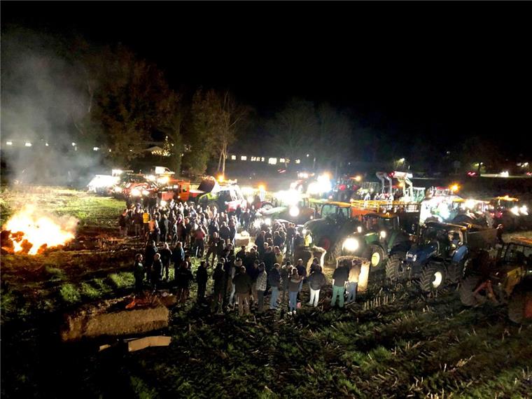 Landwirte haben in Bad Bederkesa eine Mahnwache abgehalten.