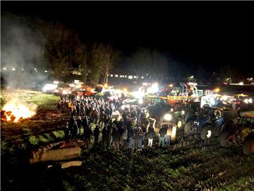 Landwirte haben in Bad Bederkesa eine Mahnwache abgehalten.