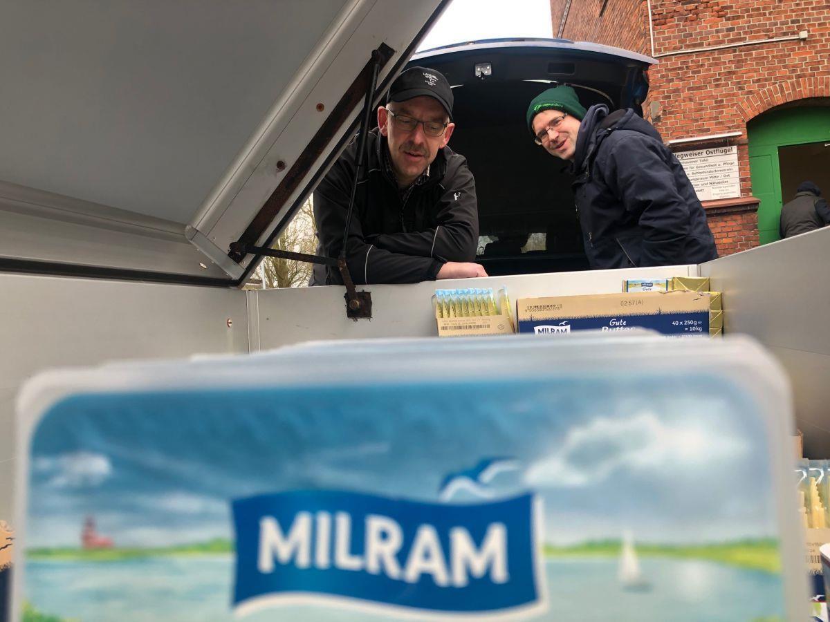 Landwirte kaufen bei Real Milram-Produkte auf.