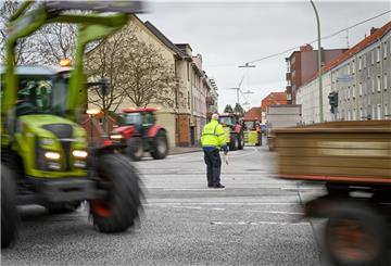 Landwirte protestieren am Donnerstag vor dem Schlachthof in Bremerhaven. Von dort aus fahren sie zum Schlachthof nach Loxstedt.