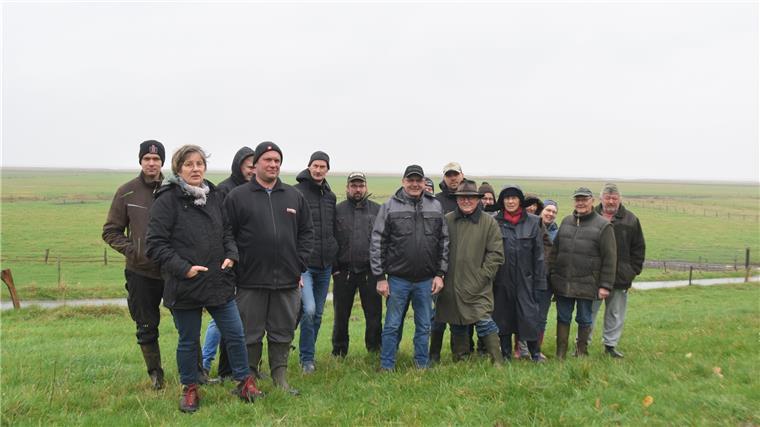 Landwirte, Schafhalter und Jäger aus Arensch und Cuxhaven halten eine Mahnwache für das vom Wolf gerissene Rind.