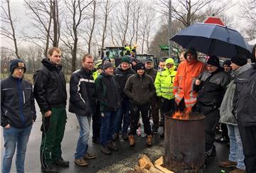 Landwirte versammelten sich am Freitagmorgen erneut vor der Aldi-Zentrale in Beverstedt.