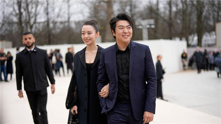 Lang Lang kommt mit seiner Frau Gina Alice Redlinger während der Pariser Modewoche zur Dior-Show.