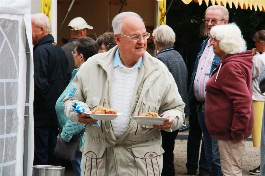 Lang war die Schlange bei den Haxen. Bayernfest in Wittstedt. Foto: Baur