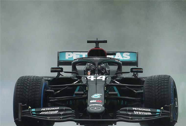 Lange herrscht Stillstand in Spielberg. Regenfälle wirbeln die Formel-1-Pläne in Österreich durcheinander. Dann wird die Qualifikation zum zweiten Grand Prix des Jahres doch freigegeben. Der Weltmeister Lewis Hamilton gibt dann den Ton an. 