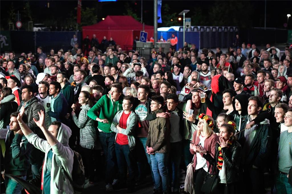 Lange mussten die Fans bis zum erlösenden Elfmeter von Jonas Hector zittern.