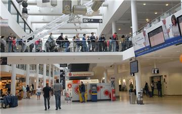Lange Schlangen haben sich am Sicherheitscheck am Flughafen Bremen gebildet. Das Terminal war nach einem Sicherheitsalarm geräumt worden.