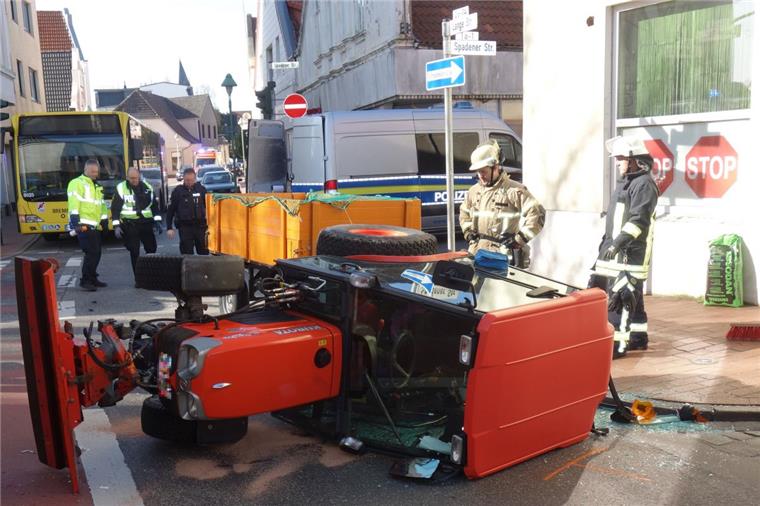 Lange Straße: Traktor kippt in Lehe um Lange Straße in Bremerhaven-Lehe: Ein Minitraktor ist umgekippt.