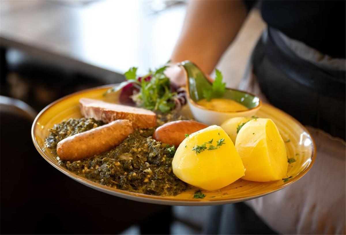 Ewig aufs Essen gewartet? Wann du die Restaurant-Rechnung kürzen darfst Essen wird in einem Restaurant serviert.