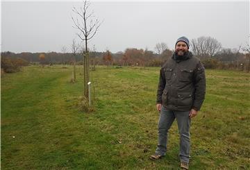 Langens neugewählter Ortsbürgermeister Sascha Kuntzmann hat sich im Bürgerwald am Langen Berg fotografieren lassen und meint das als Symbol: Für ihn ist dieser Ort ein Musterbeispiel dafür, wie Bürger, Politik und Verwaltung zusammenarbeiten, damit etwas Gutes dabei herauskommt.