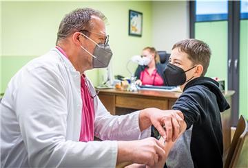 Kinder-Allergologe Bernd Hahner verabreicht Lars (14) ein Präparat zur Hyposensibilisierung. 