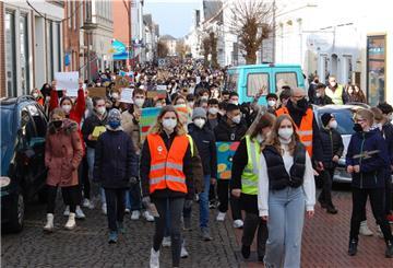 Langer Zug durch die Fußgängerzone: In Brake machen sich Schülerinnen und Schüler für Frieden stark.