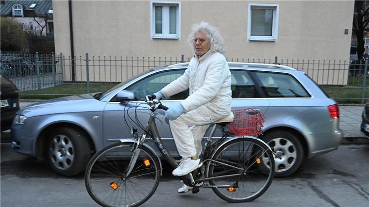 Rainer Langhans zum 85. wunschlos: „Bin ja schon glücklich“ Langhans fährt gerne Fahrrad, hier in München-Schwabing. (Archivbild)