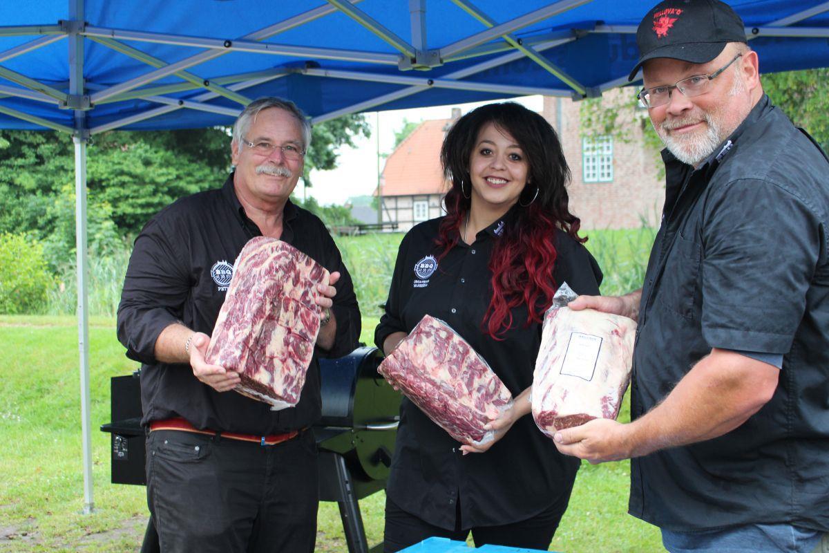 Bad Bederkesa: Das gibt es 2017 beim BBQ an der Burg Langsam geht es los mit dem Aufbau: Das Organisatorenteam um Peter Gütschow (von links), Vanessa Hodges und Thomas Karstädt begutachten schon einmal das erste Fleisch.