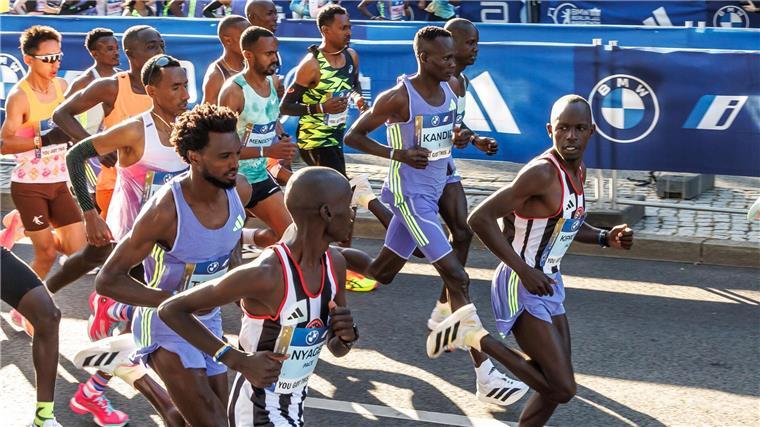 Langstreckenläufer Kibiwott Kandie aus Kenia (3. v. r.) ist wegen eines Doping-Verstoßes suspendiert worden.