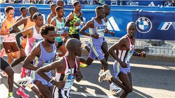 Langstreckenläufer Kibiwott Kandie aus Kenia (3. v. r.) ist wegen eines Doping-Verstoßes suspendiert worden.