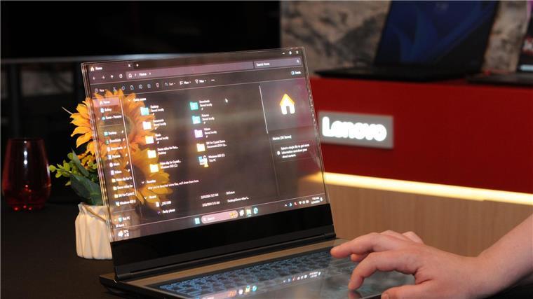 Laptop mit einem durchsichtigen Bildschirm - das Gerät soll unter anderem Designern die Arbeit erleichtern.