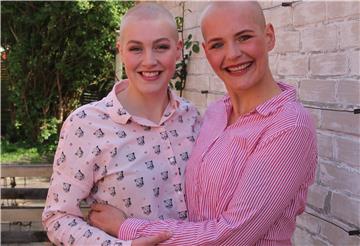 Lara Hasselbusch (links) und Vivien Kuball haben ihr rund 70 Zentimeter langes Haar gespendet. Dafür haben sie viel positives Feedback erhalten.