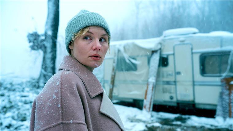 Lara (Rosalie Thomass) kehrt zurück in ihre Heimat.