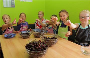 Lara, Sarah, Emma, Serafina, Medina und Myra (von links) haben sich an das Entsteinen der Kirschen gemacht, innerhalb von gut 30 Minuten waren sechs Kilo fertig für die weitere Verarbeitung.  