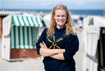  Larissa Fichtner, Strandwärterin auf der Insel Wangerooge, steht vor zahlreichen Strandkörben am Strand der Insel. 