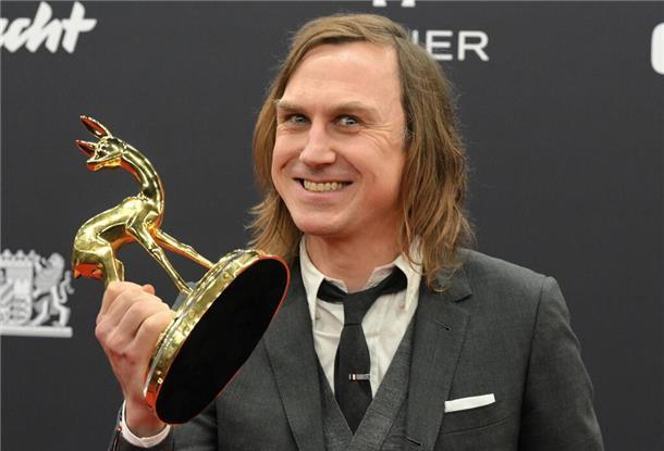 Superstars, Glanz und berührende Momente bei „Bambi“-Gala Lars Eidinger mit Bambi - er gewinnt in der Sparte Schauspieler national.